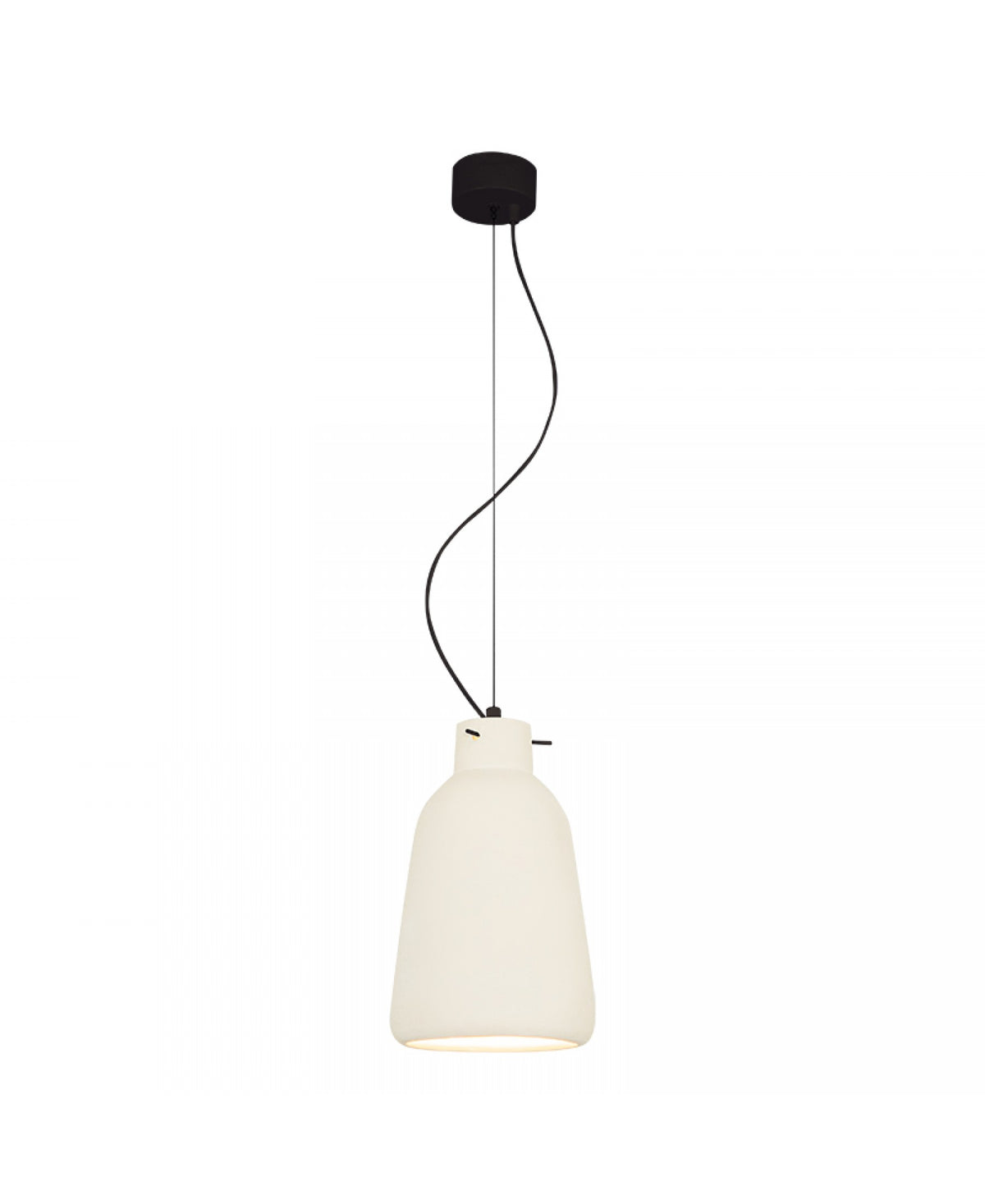 Plan large du luminaire suspendu montrant câble, rosace et diffuseur blanc mat