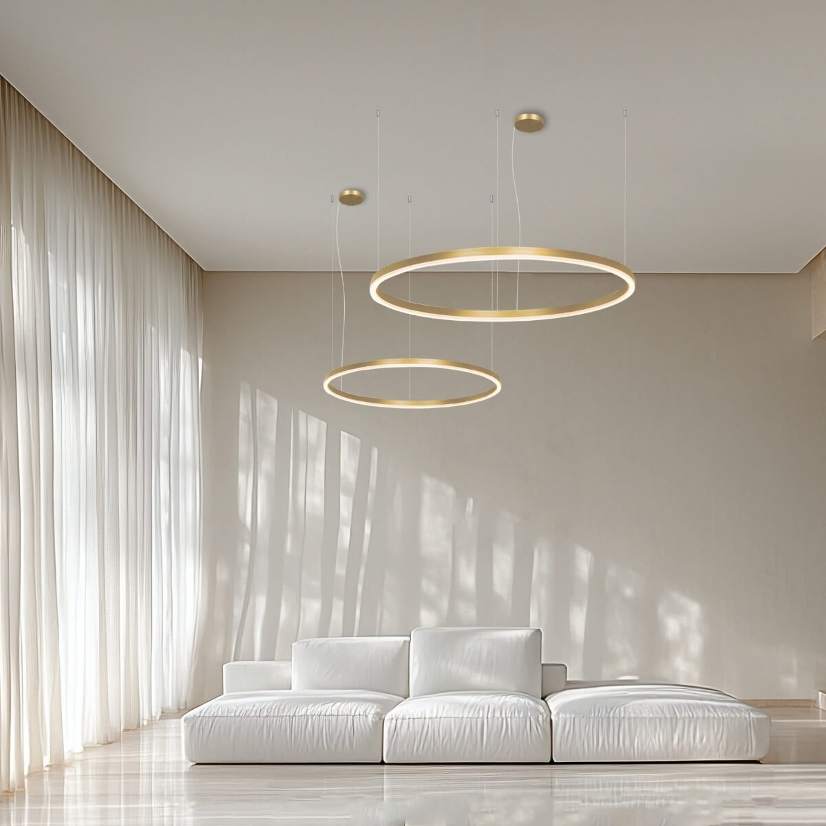 Ambiance d'un intérieur minimaliste, anneaux fins dorés et ombres projetées sur le mur