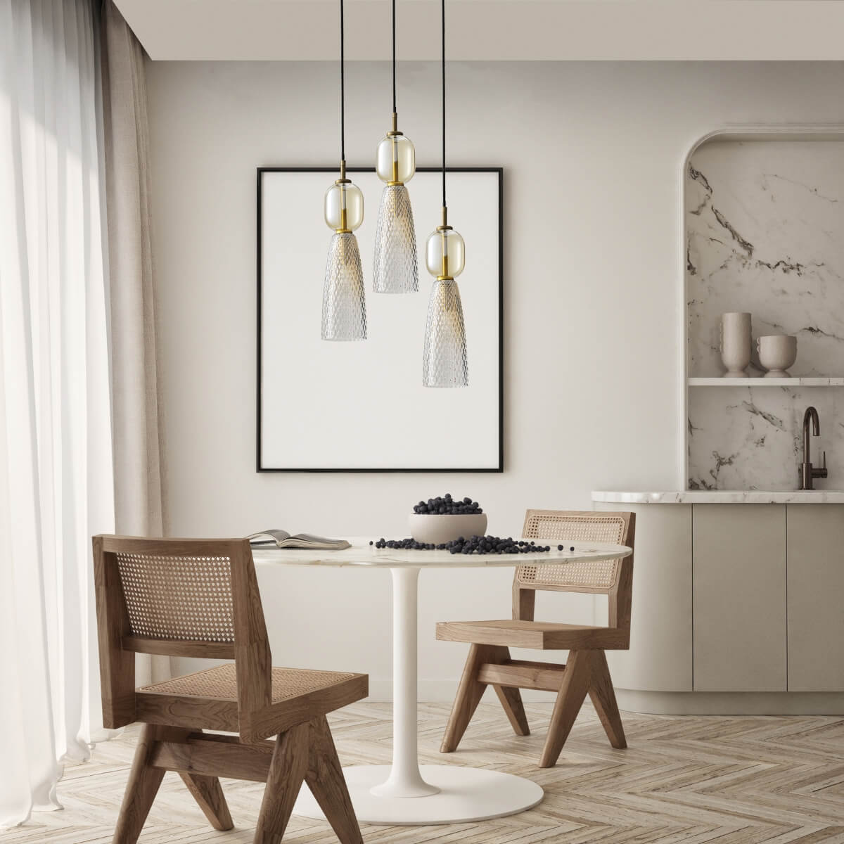Vue reculée du coin repas avec le luminaire suspendu devant un cadre noir vide