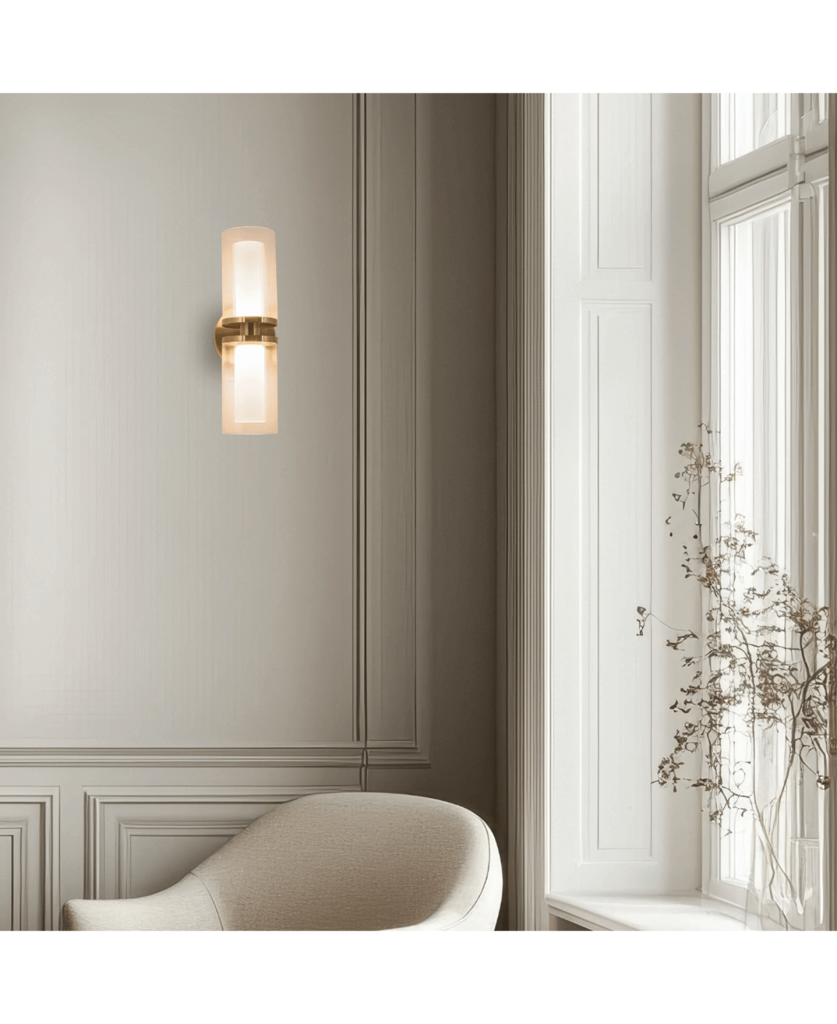 Gros plan d'ambiance sur applique murale allumée, reflet doré et lumière chaude sur mur gris.