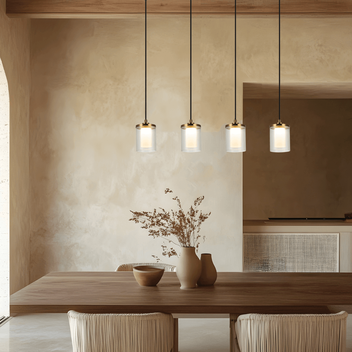 Plan rapproché sur les diffuseurs de verre strié suspendus devant un mur beige