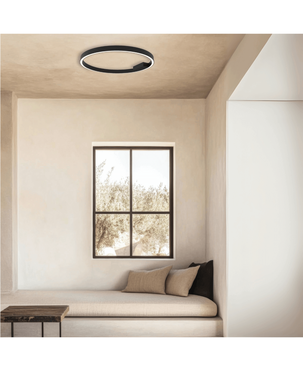 Vue rapprochée du luminaire rond installé au plafond près de la fenêtre