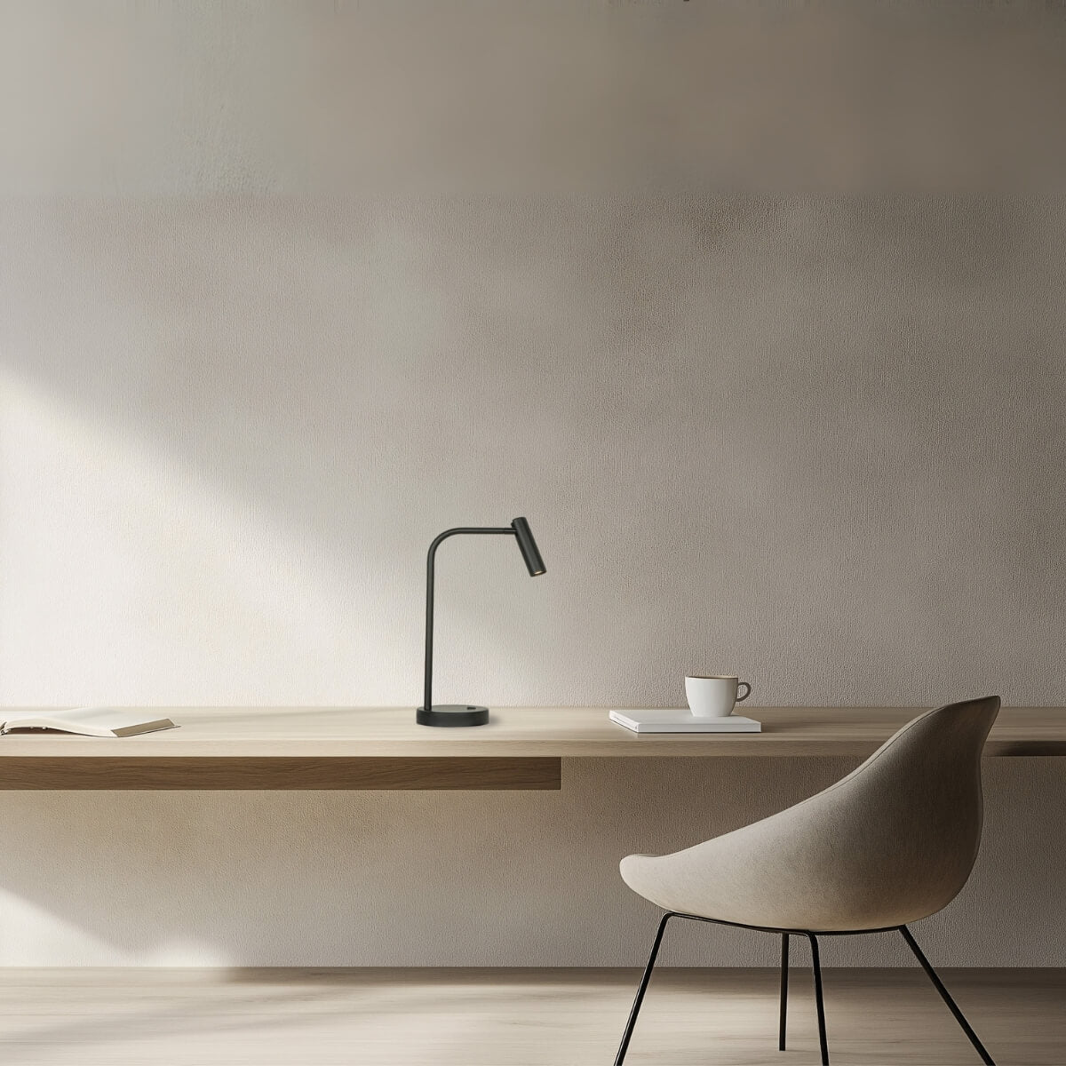 Ambiance bureau épurée avec lampe noire, chaise en tissu beige et lumière naturelle