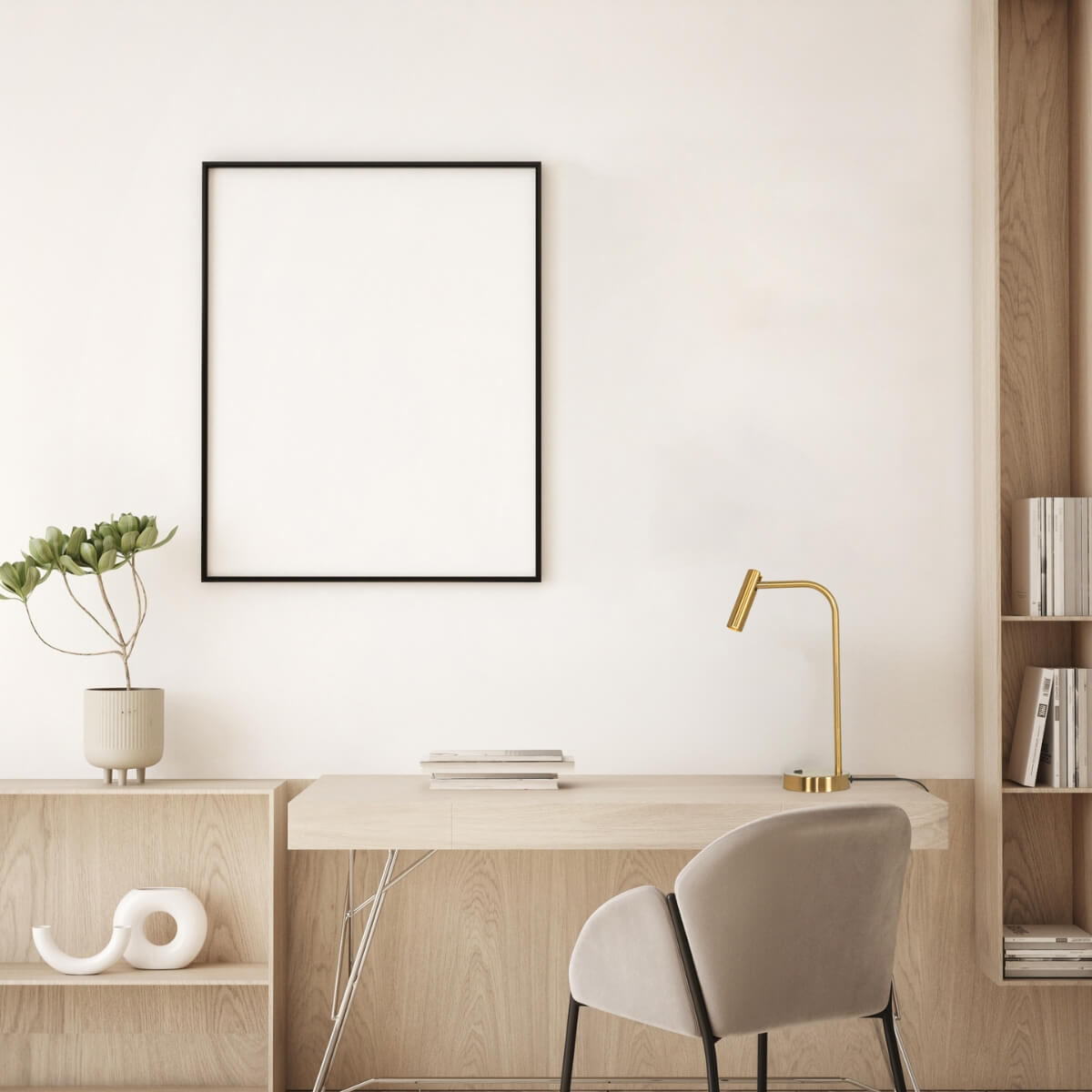 Bureau épuré vu de près, lampe dorée allumée près d'une plante verte.
