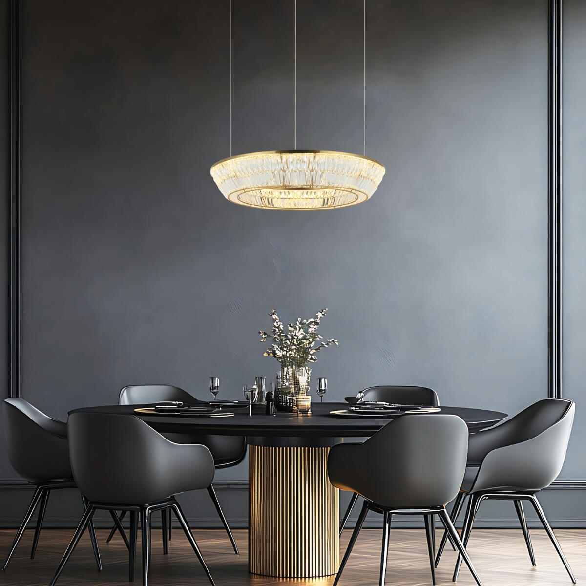 Luminaire suspendu éclairé au-dessus d'une table noire et chaises grises