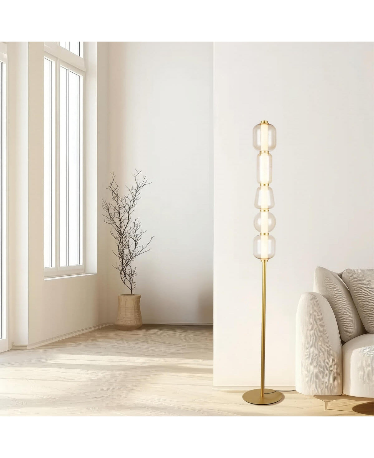 Gros plan du lampadaire doré allumé, montrant les globes de verre et le pied fin.