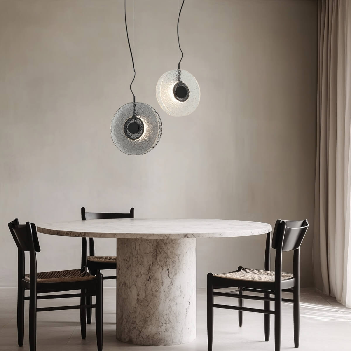 Mise en ambiance d une suspension au-dessus d une table ronde en marbre