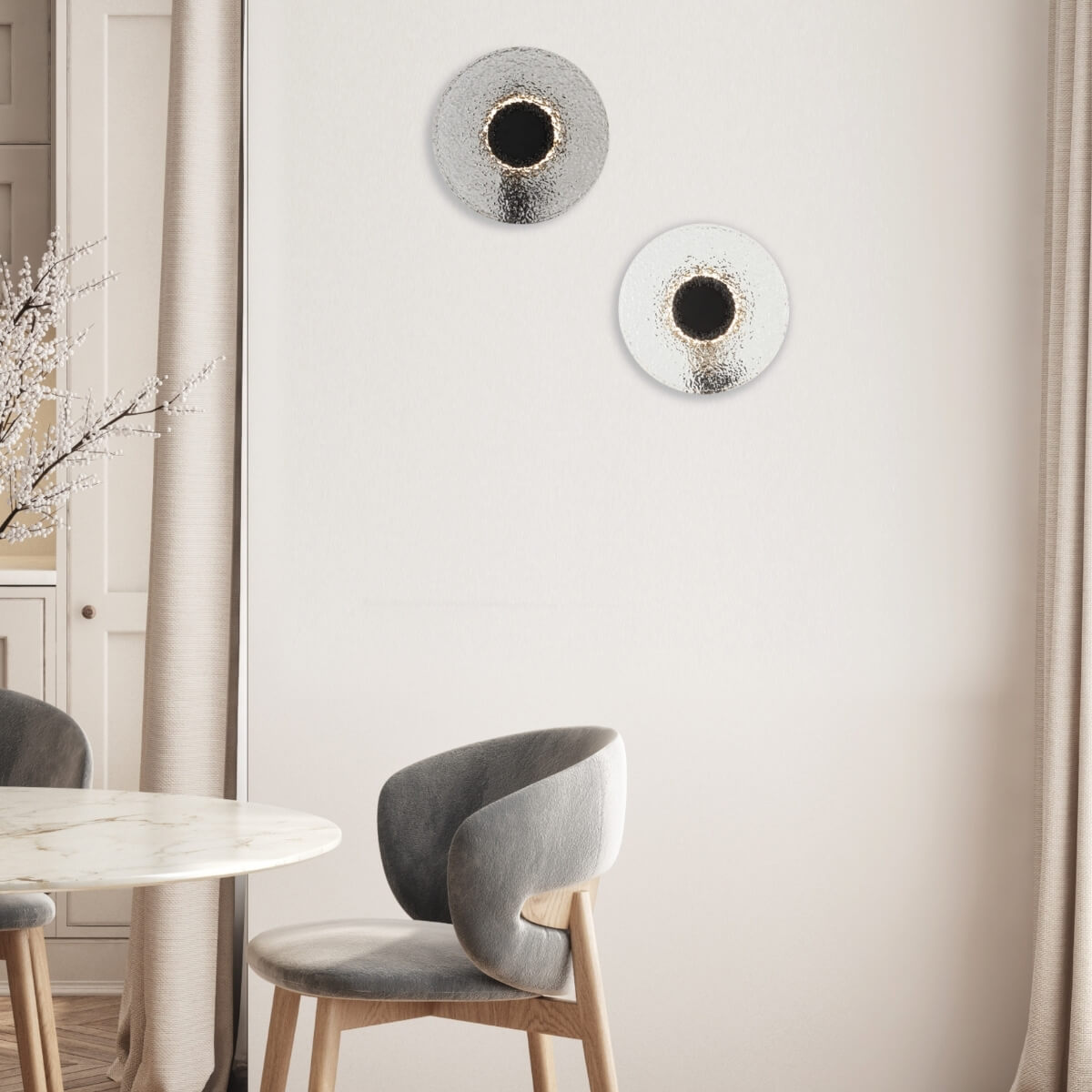 Deux appliques rondes superposées en situation décorative dans un intérieur contemporain