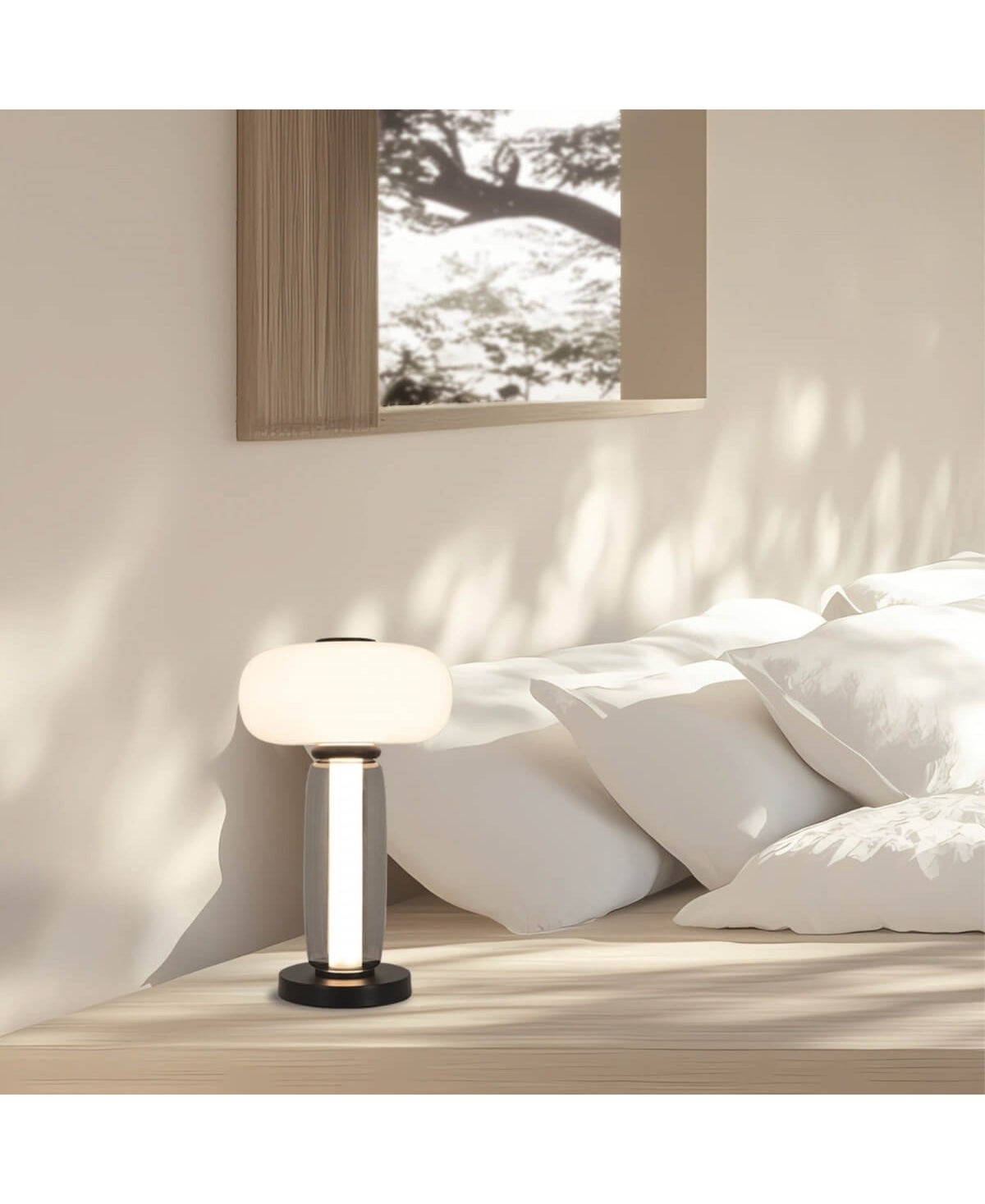 Vue rapprochée de la lampe sur bois clair, oreillers froissés et jeu d'ombres