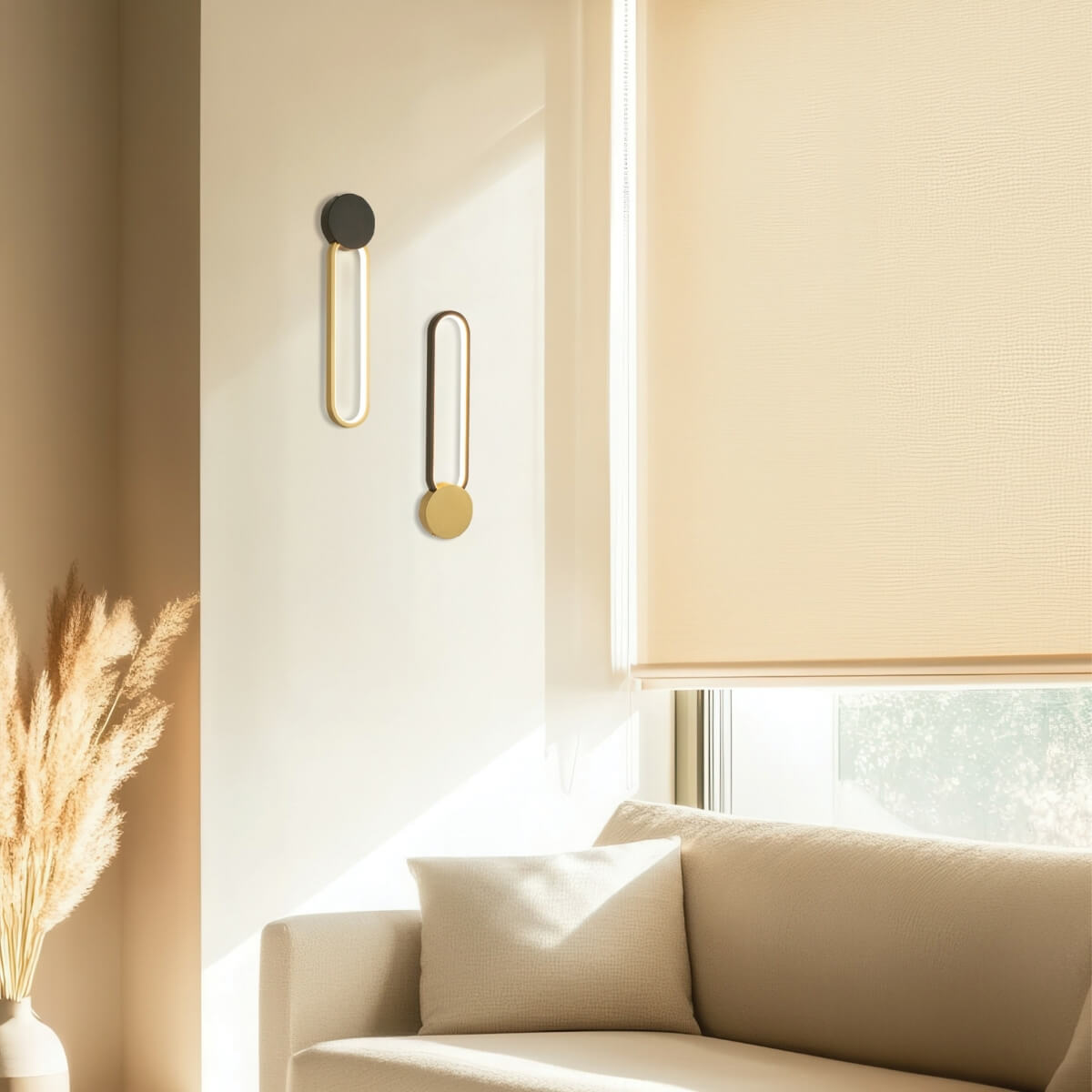 Vue rapprochée de deux appliques ovale et ronde sur mur crème, store beige baissé