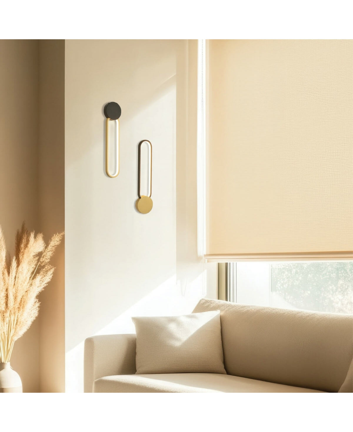 Intérieur chaleureux avec appliques murales, fauteuil clair et pampas séchées