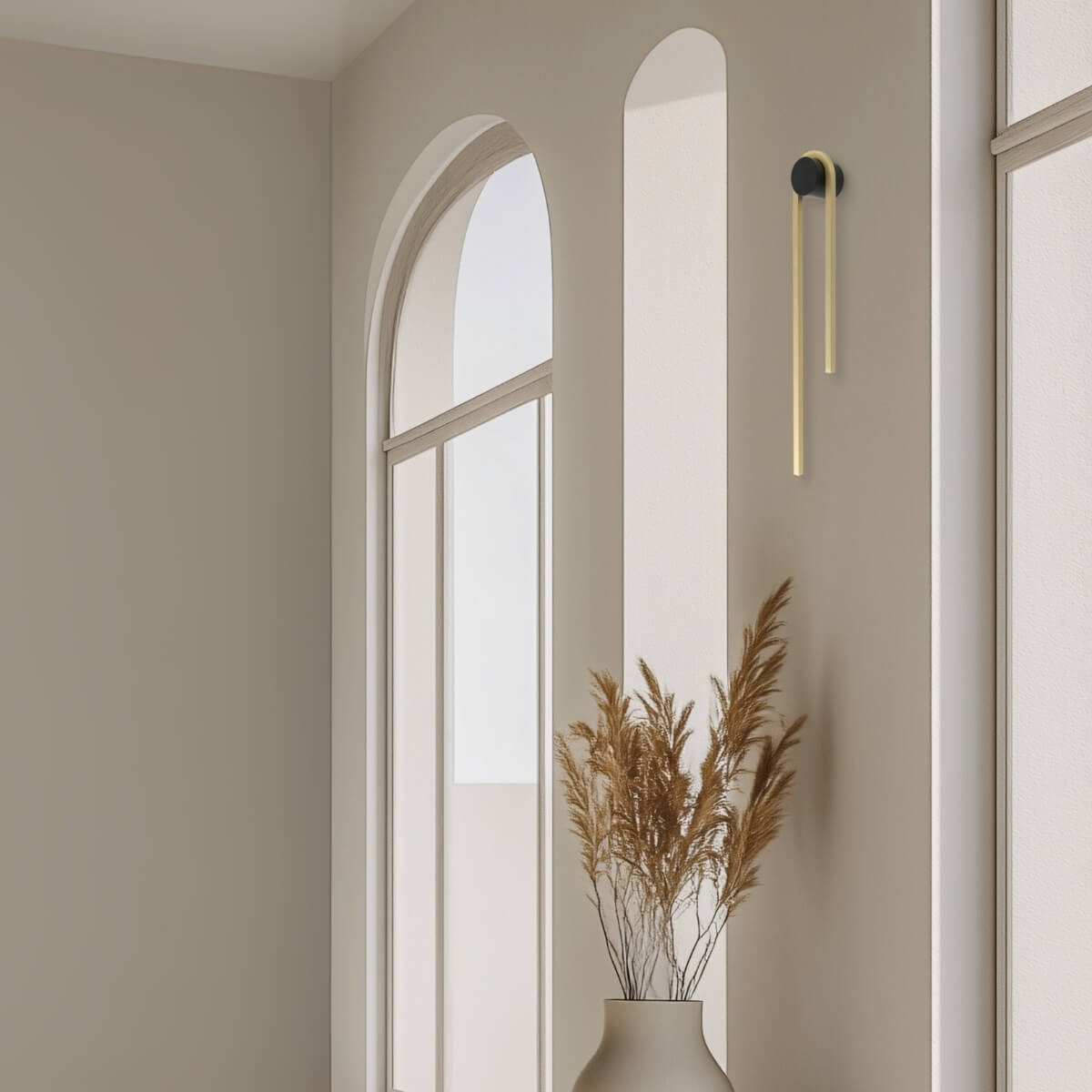 Mise en ambiance dans un intérieur épuré, près d'une fenêtre arquée et d'un vase.