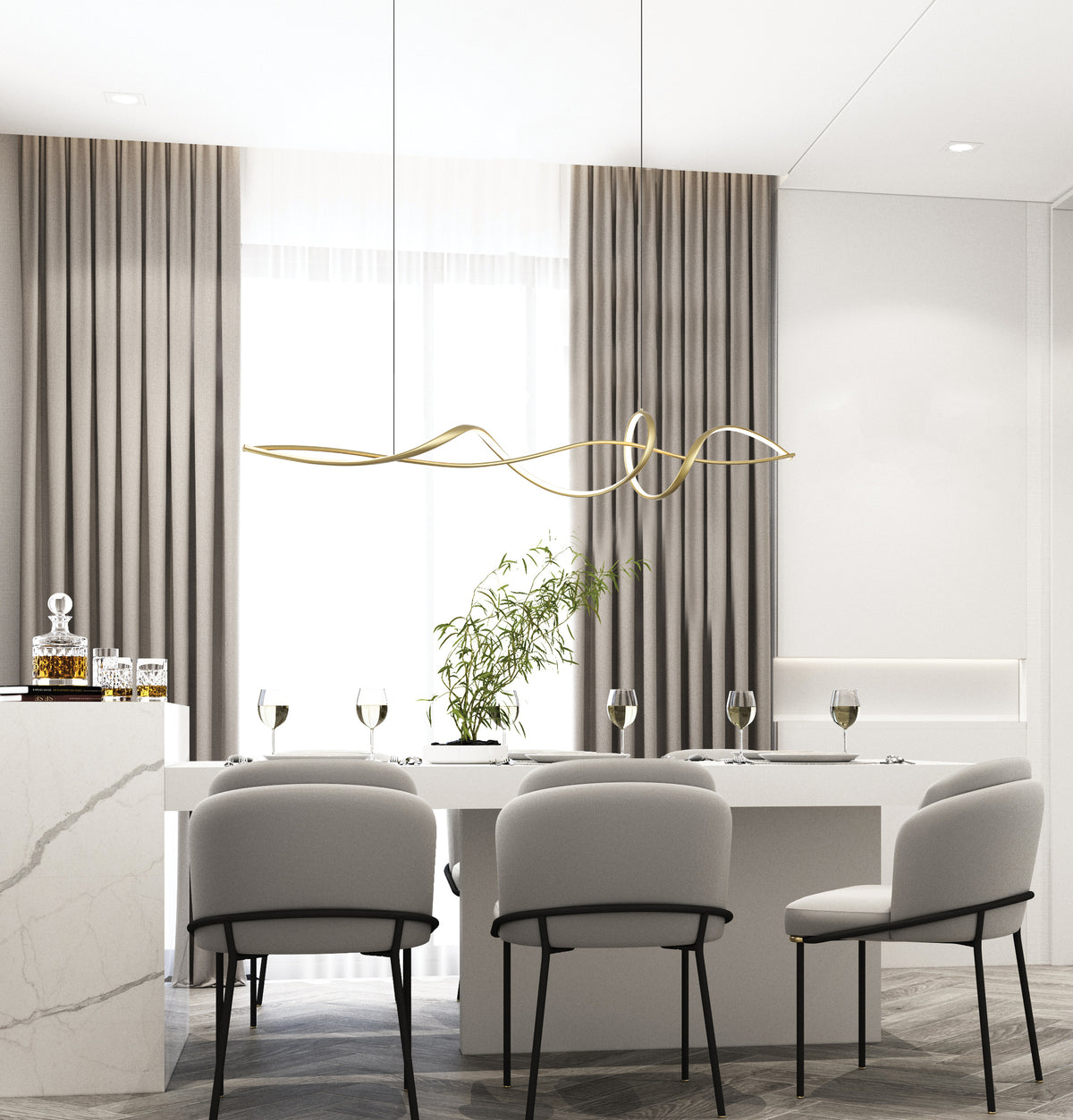 Mise en ambiance du luminaire doré au-dessus d'une table dressée, rideaux beiges
