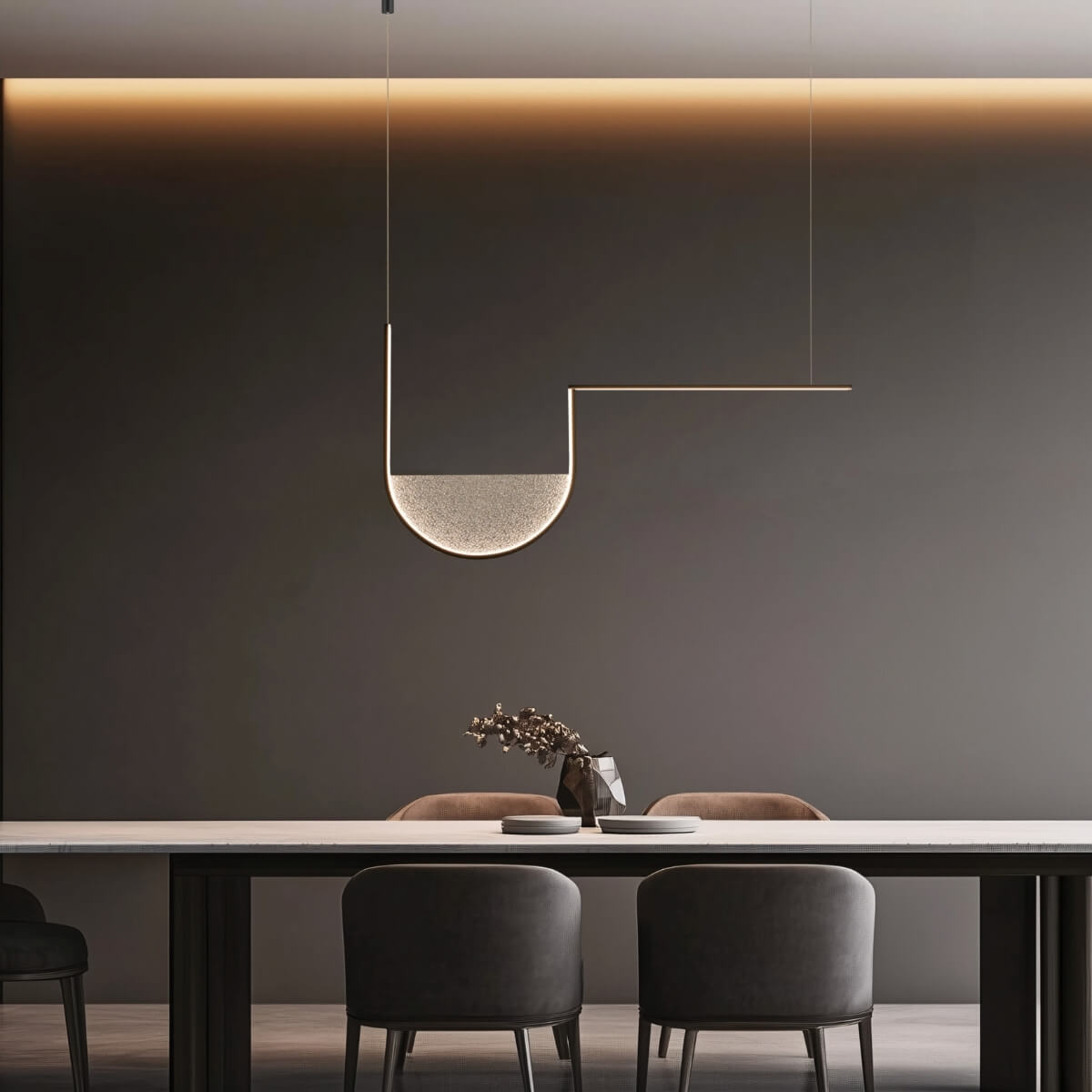 Vue de face du luminaire suspendu sur fond anthracite, lumière chaude diffuse