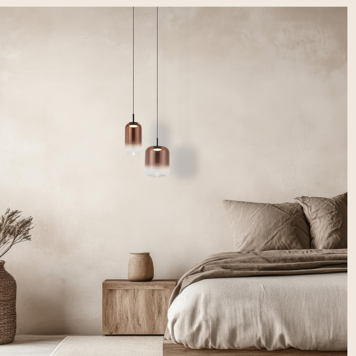 Vue rapprochée des deux luminaires suspendus devant un mur crème texturé.