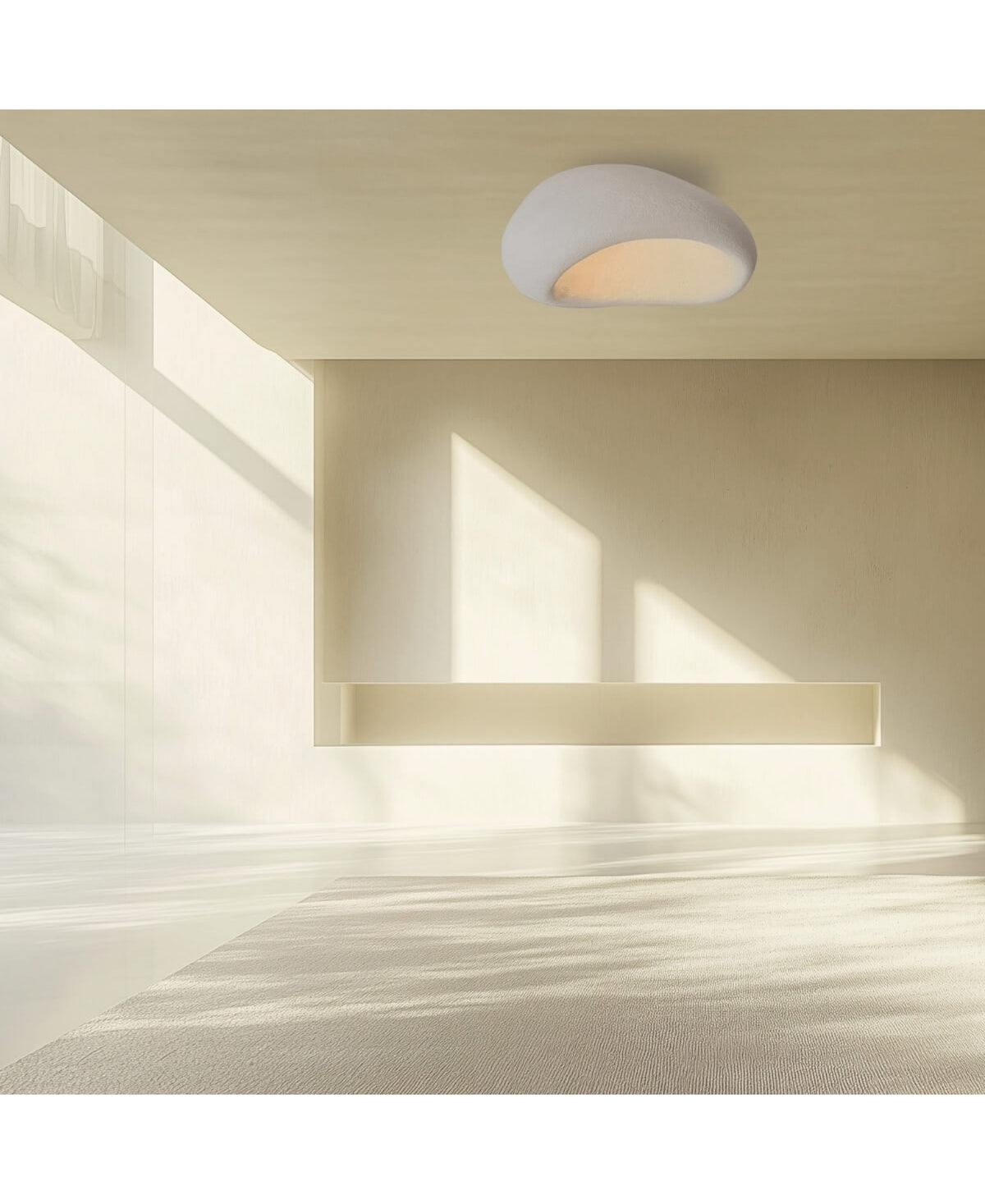 Second cadrage de la pièce beige, plafonnier allumé vu sous un autre angle