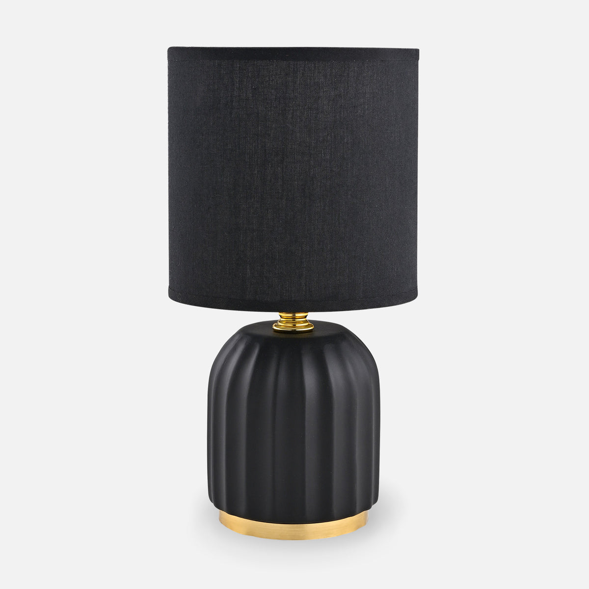 Lampe à poser noire de face, abat-jour cylindrique et socle céramique côtelé doré