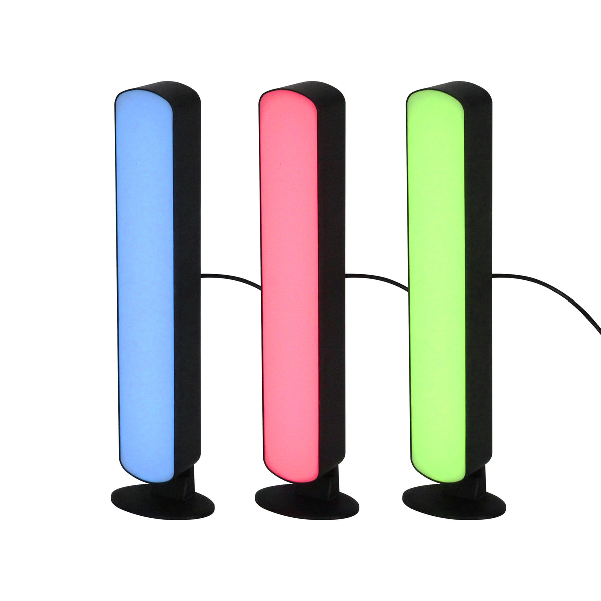 Trois lampes verticales éclairées en bleu, rose et vert sur fond blanc