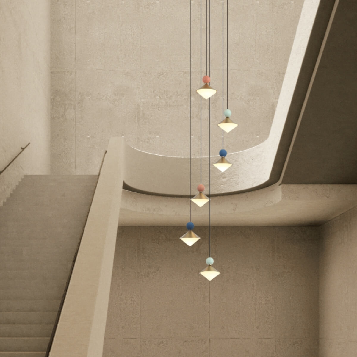 Vue en plongée des luminaires allumés suspendus dans un puits d'escalier béton