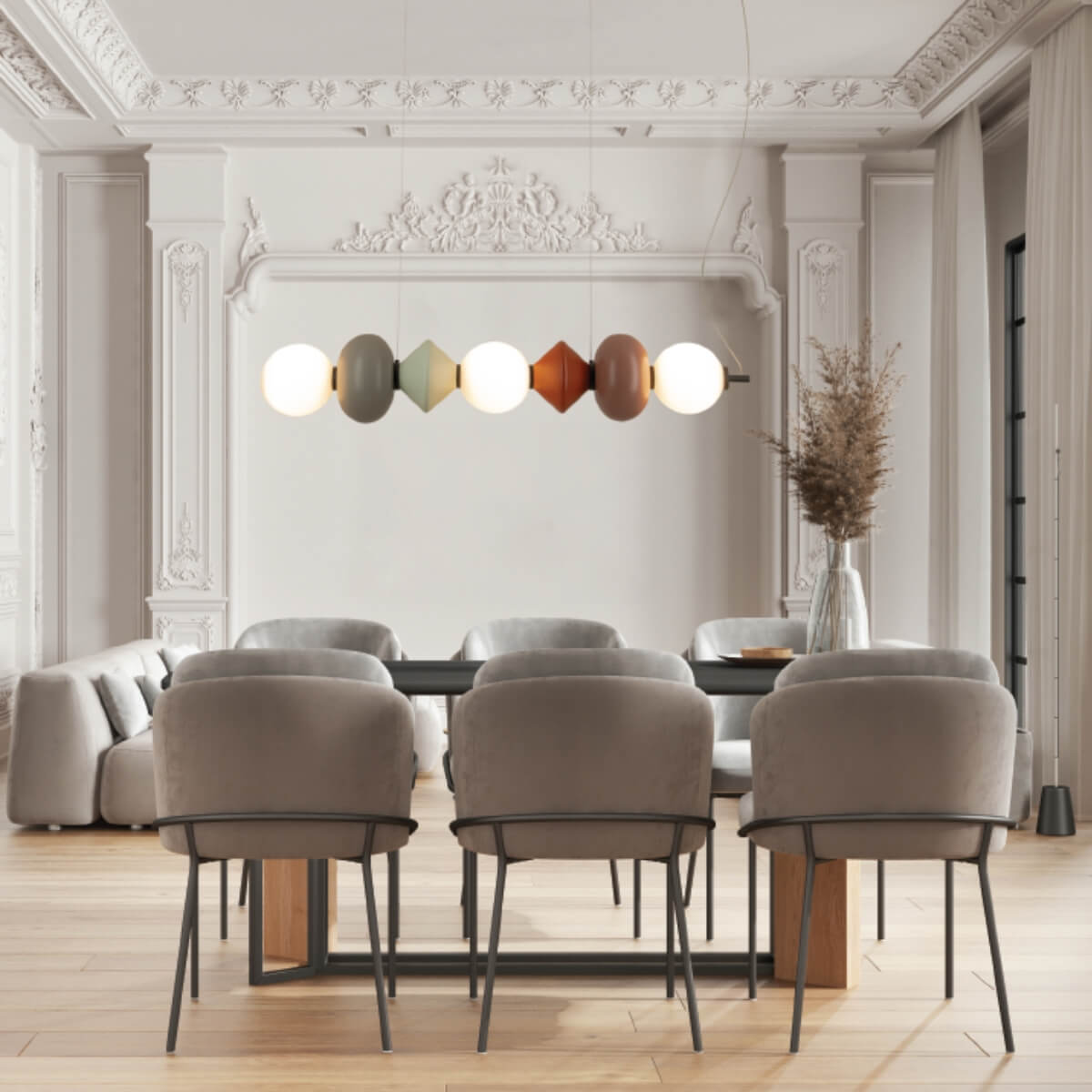 Suspension linéaire avec globes opalins et modules géométriques colorés, installée dans une salle à manger.