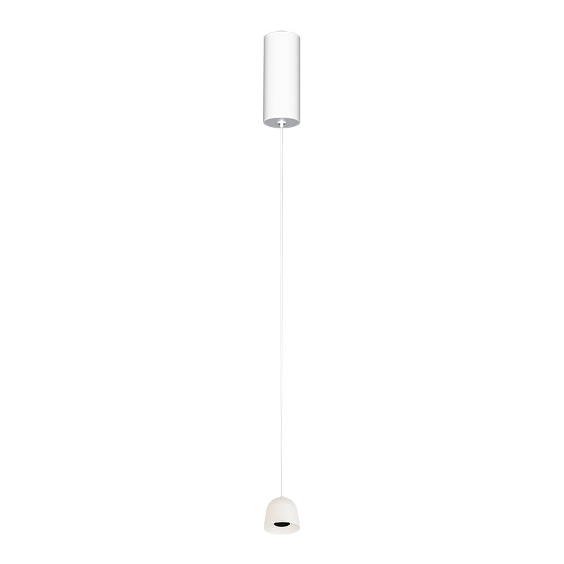 Vue rapprochée de la suspension blanche, rosace cylindrique et petit diffuseur en dôme.