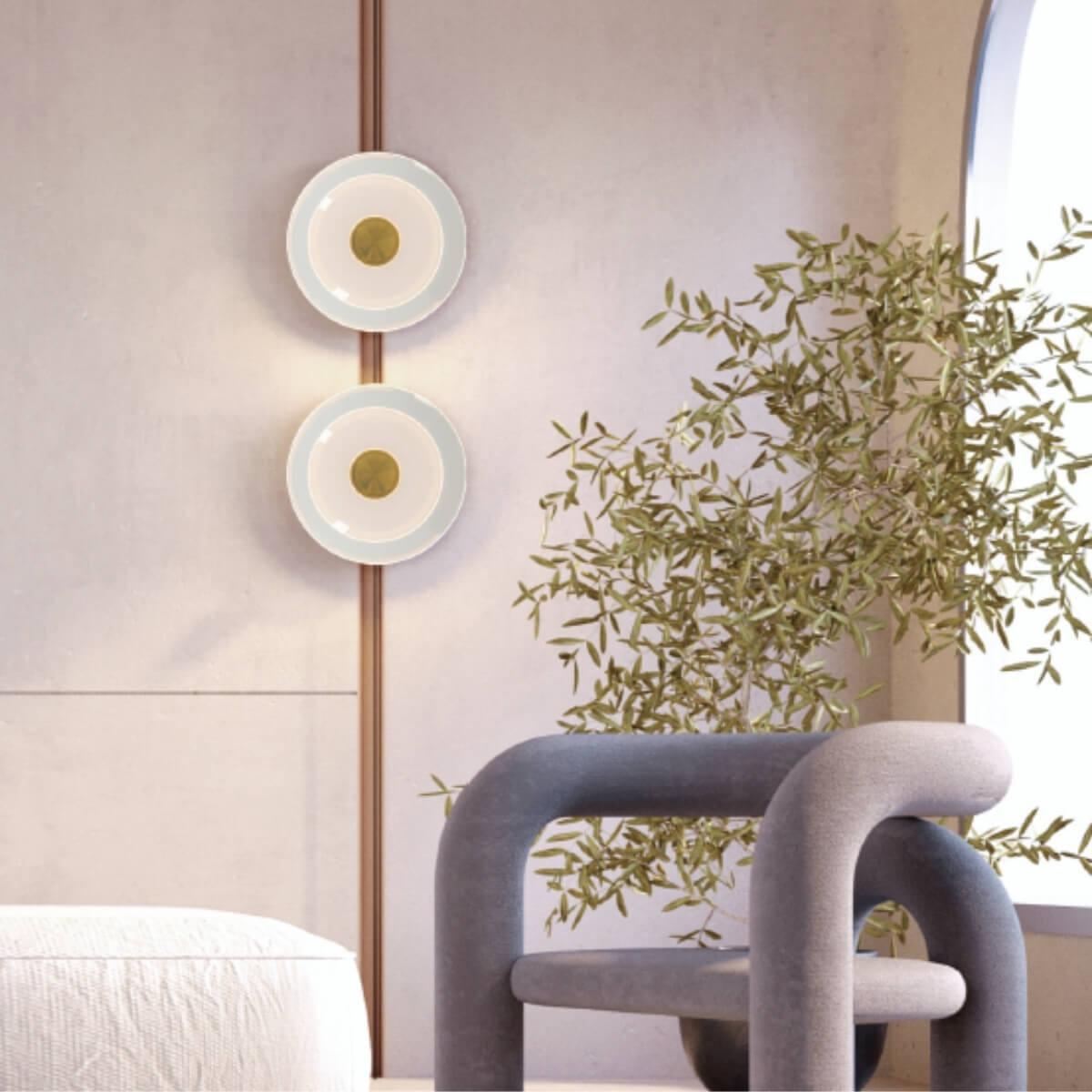Gros plan sur les deux appliques allumées diffusant une lumière chaude sur le mur