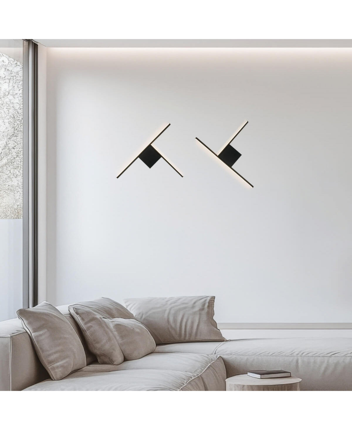 Vue rapprochée de la mise en scène murale, appliques noires et canapé beige