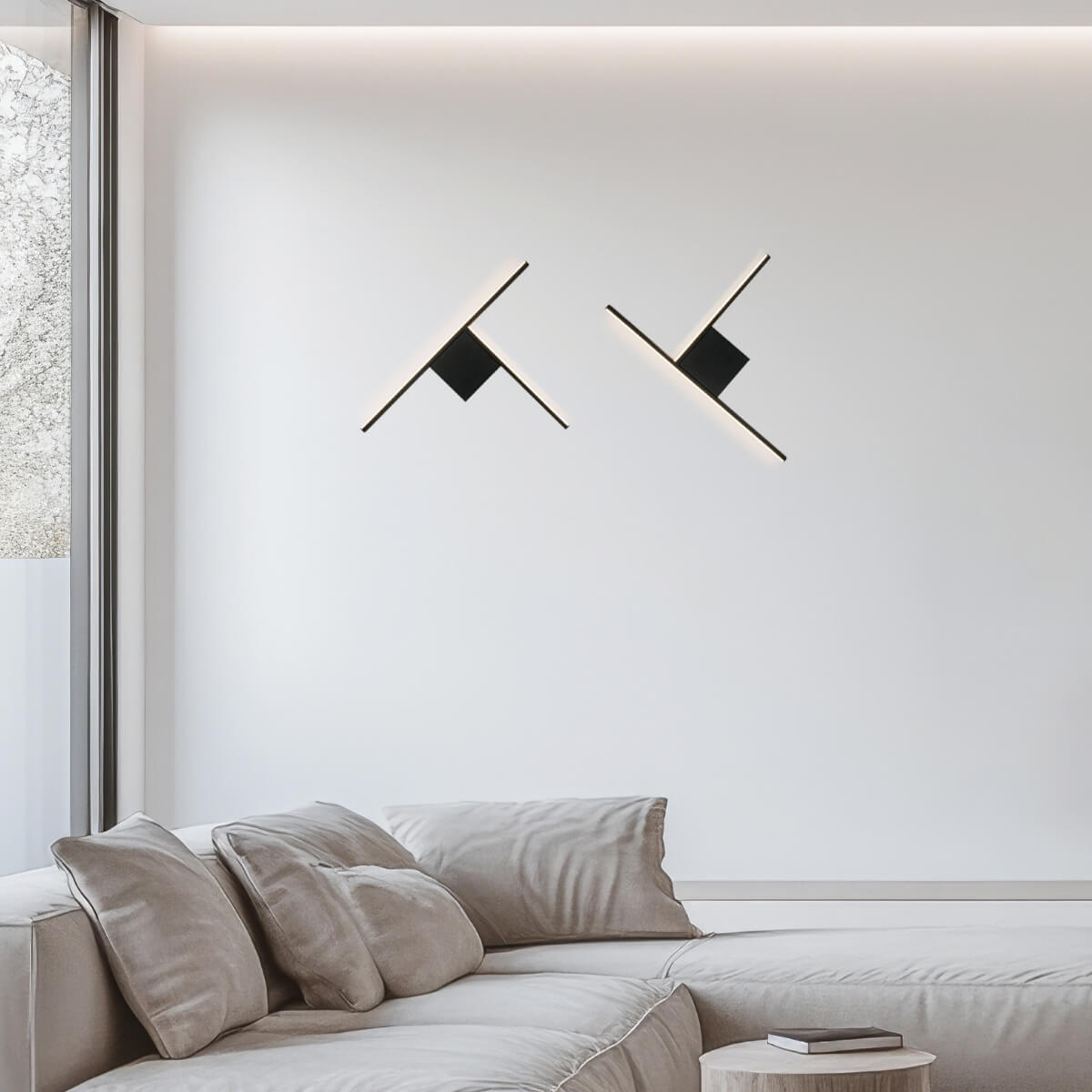 Scène de salon contemporain avec deux appliques murales noires au-dessus du canapé