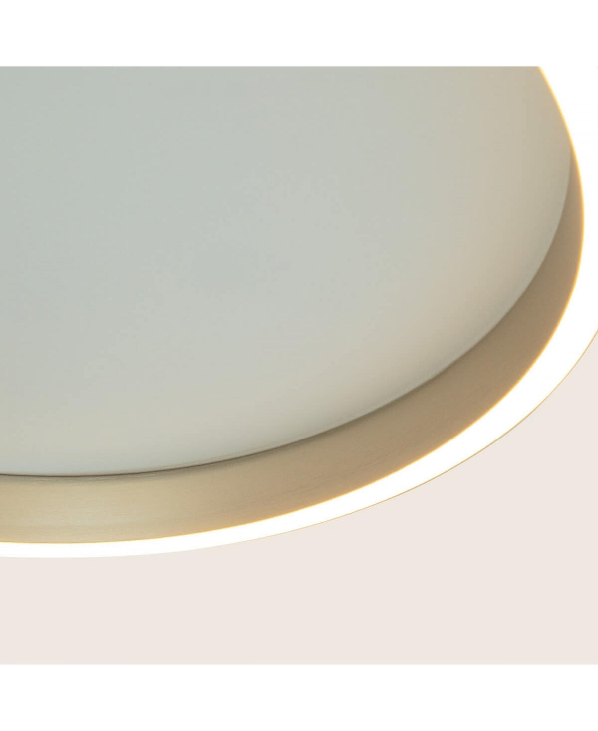 Détail de la finition or brossé et du diffuseur blanc laiteux du plafonnier.