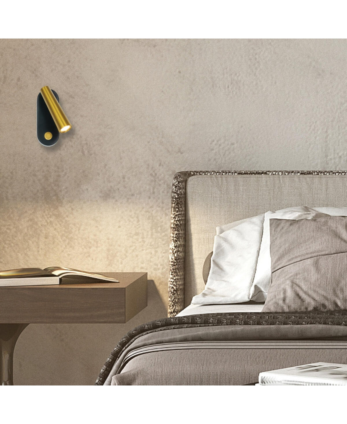 Vue d'ensemble de la chambre, applique noire et dorée éclairant le mur près du lit
