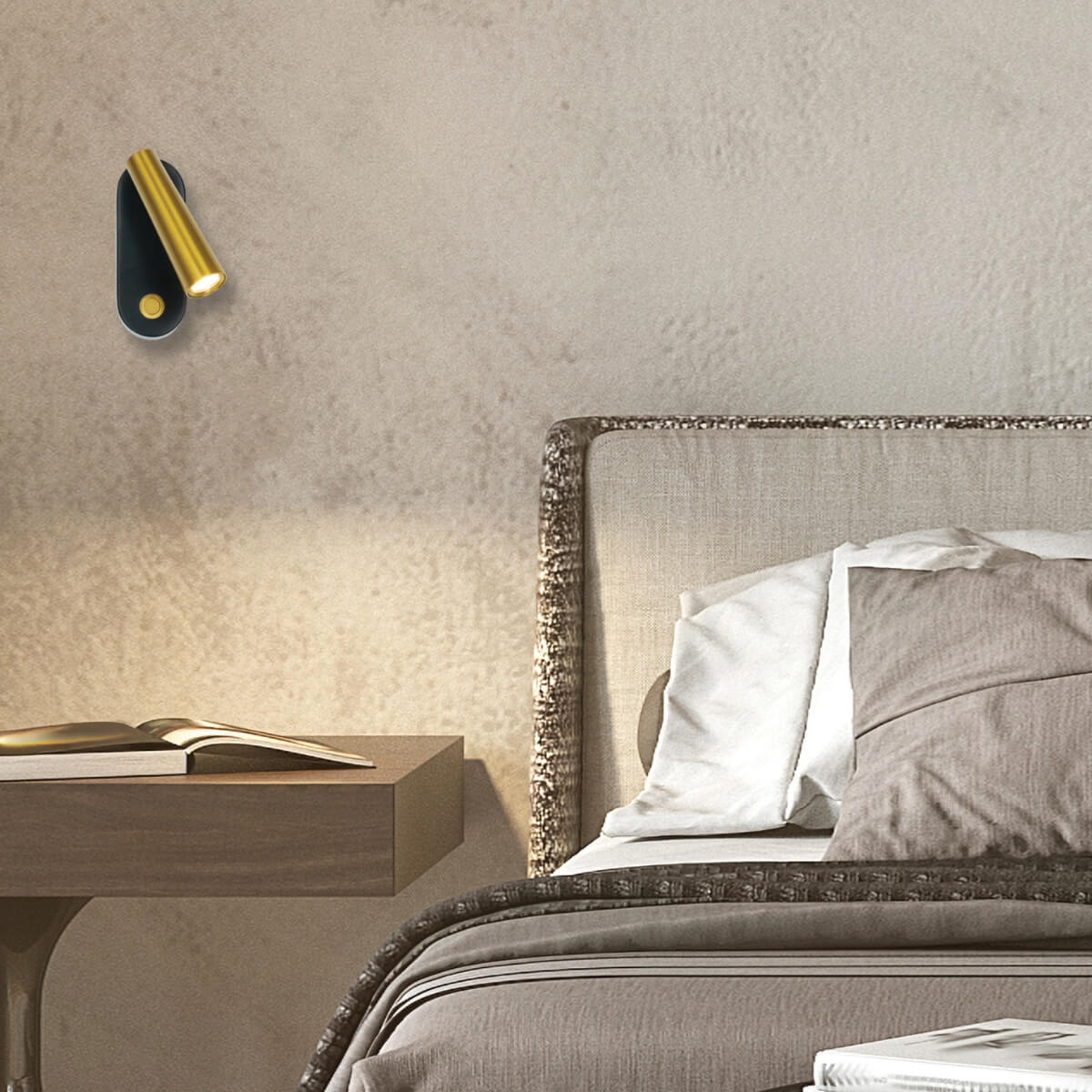 Gros plan ambiance, lumière chaude de l'applique sur mur beige à côté du lit