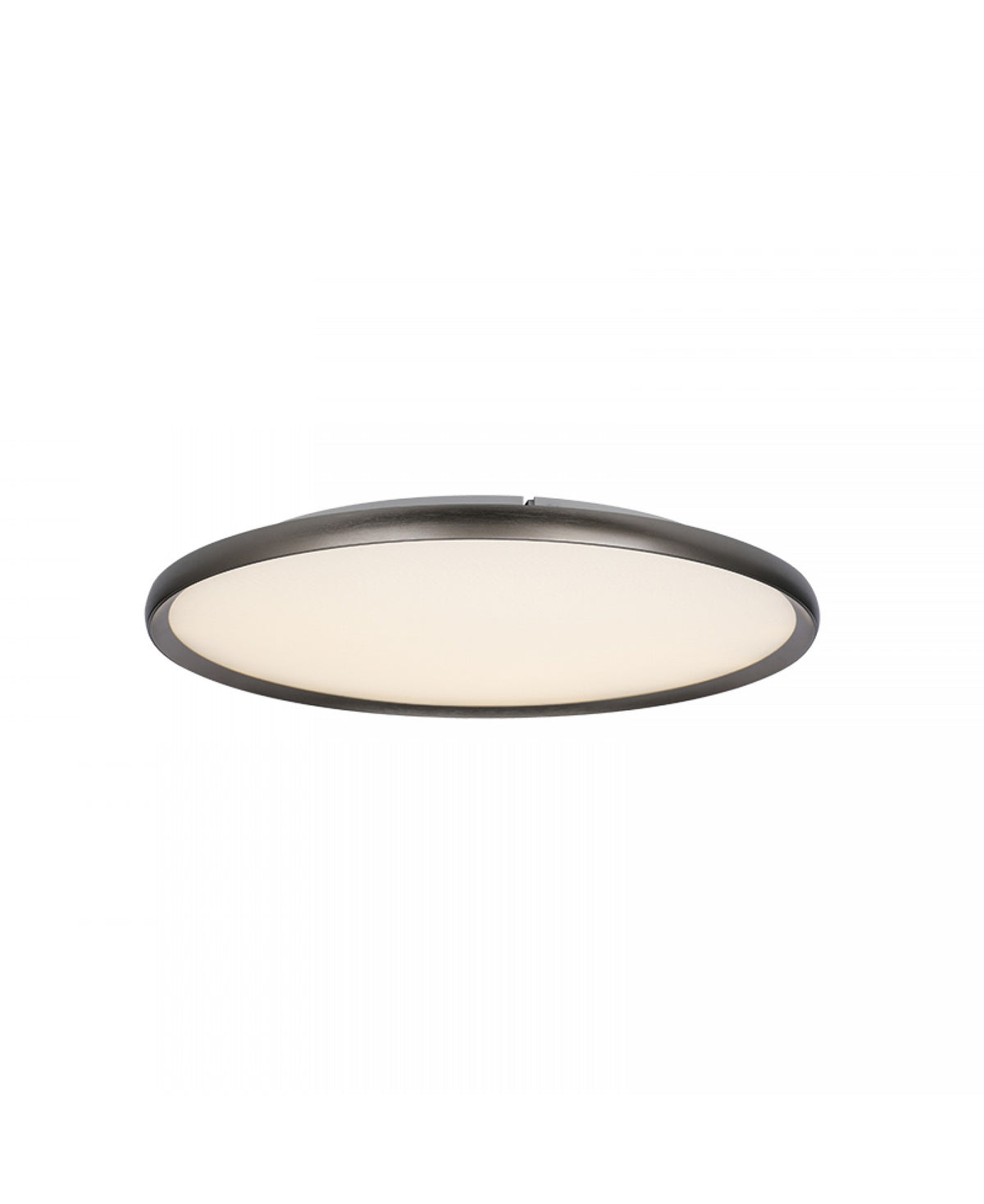 Vue rapprochée du plafonnier rond allumé, rebord sombre et lumière chaude.