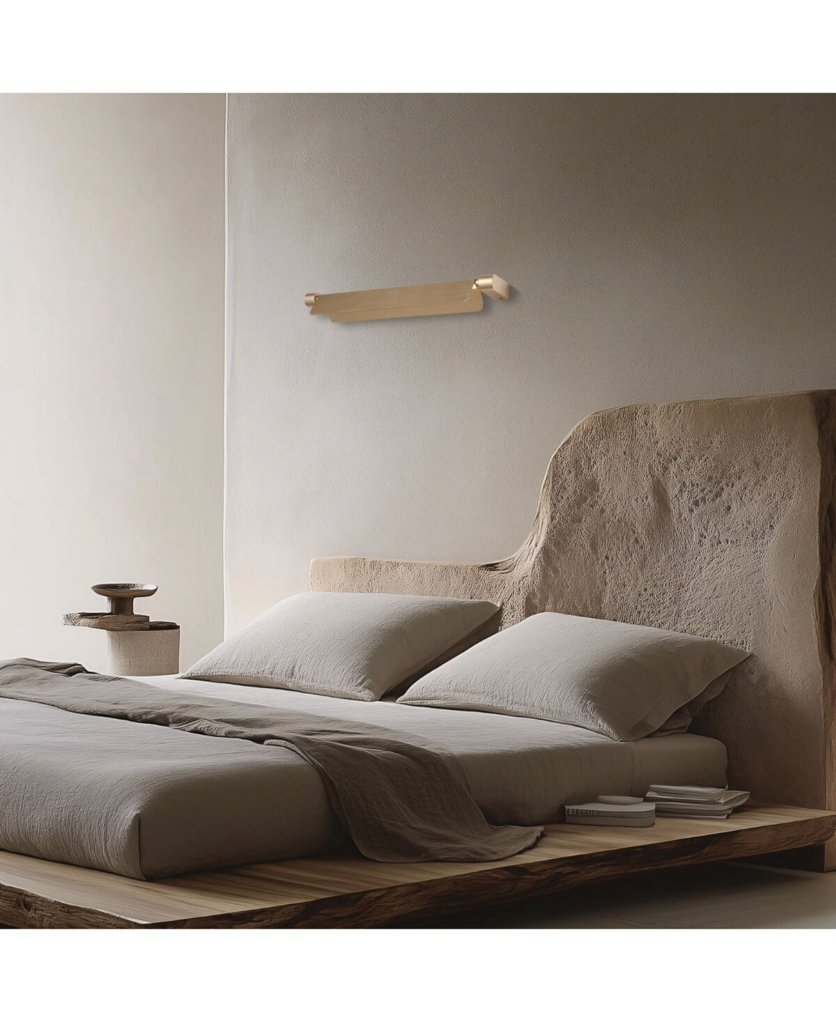 Vue large de la chambre, applique discrète au-dessus du lit et chevet en bois