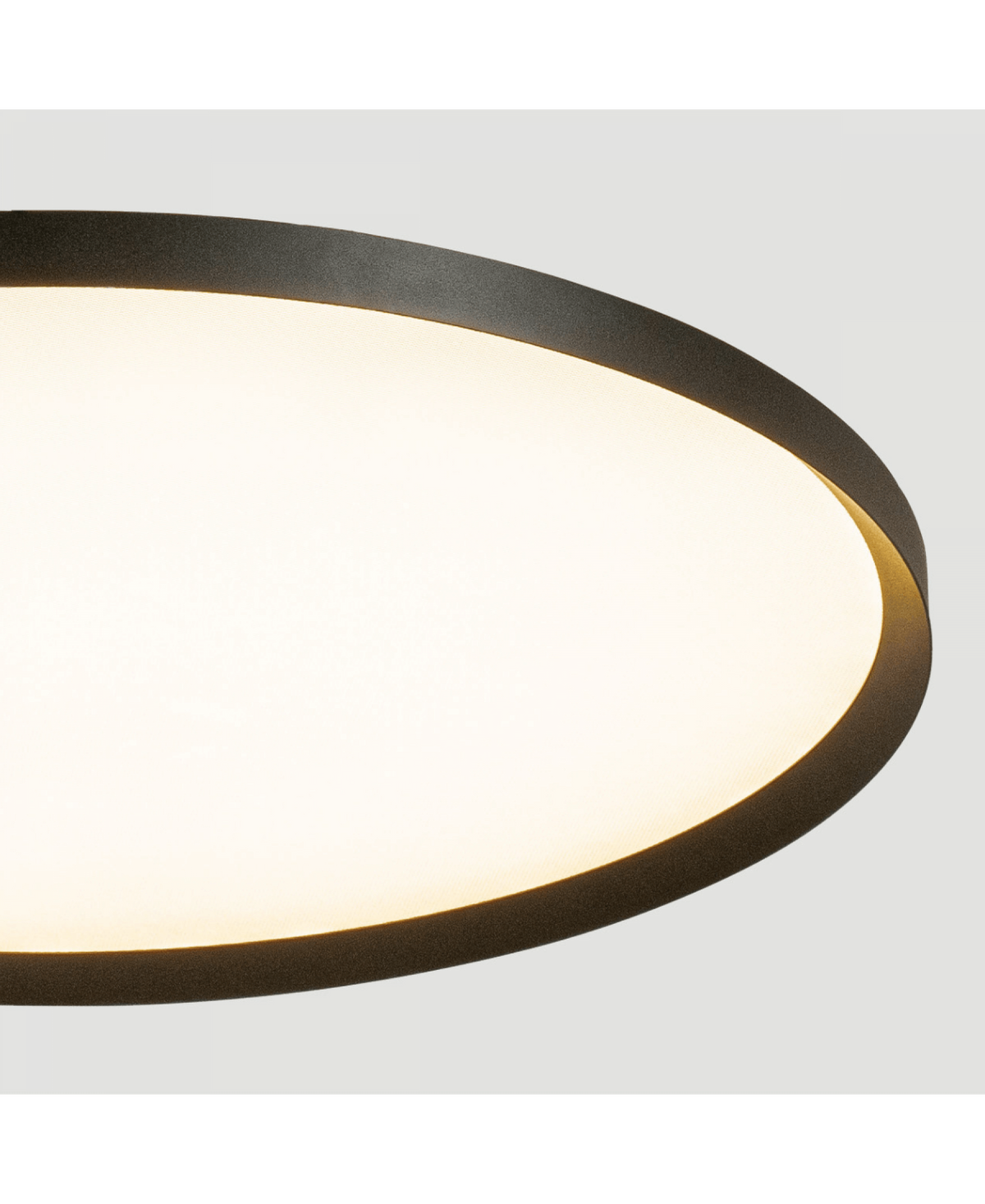 Détail du bord noir et du diffuseur allumé, lumière chaude et texture satinée