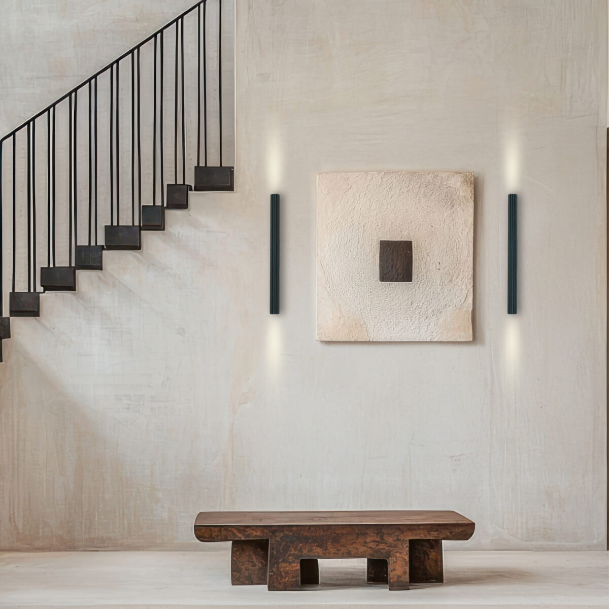 Vue rapprochée de l'éclairage indirect haut et bas diffusé sur mur beige