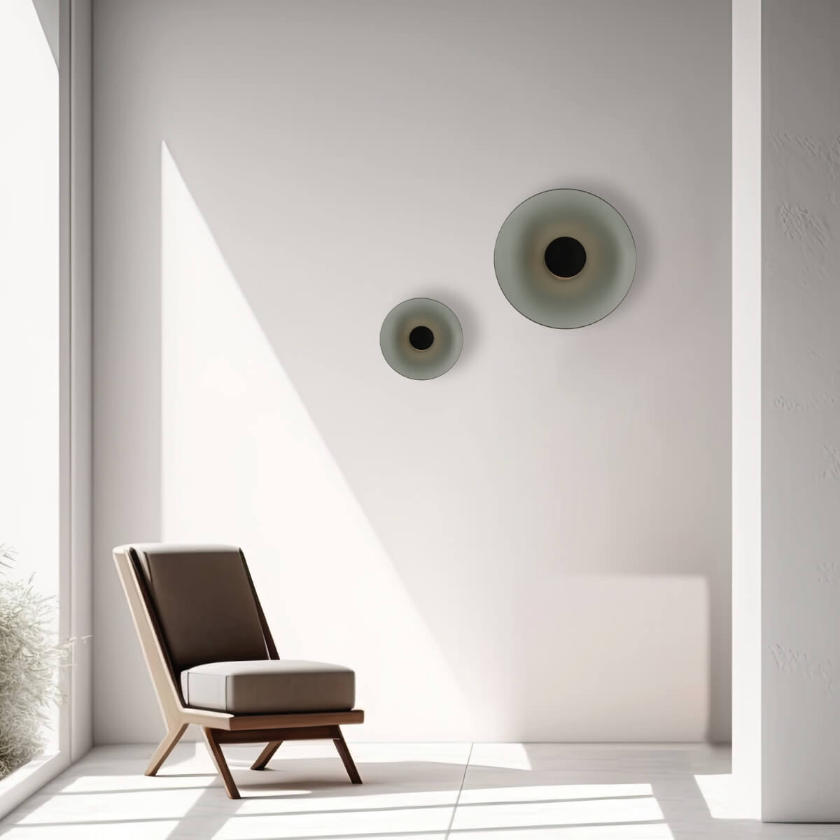 Vue d'ensemble d'un salon épuré avec fauteuil en bois et appliques murales allumées