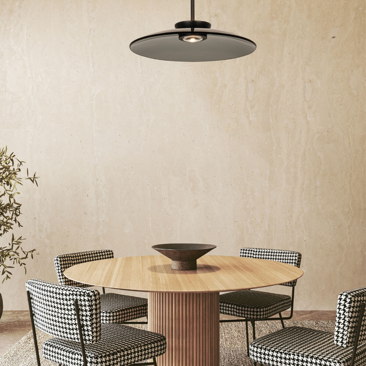Vue rapprochée du luminaire éclairé au-dessus d'un ensemble repas en bois clair.