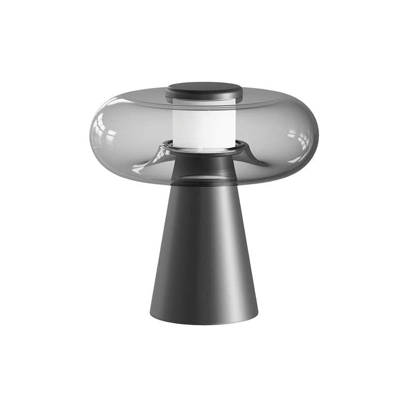 Vue rapprochée du luminaire montrant le verre fumé et le socle conique noir