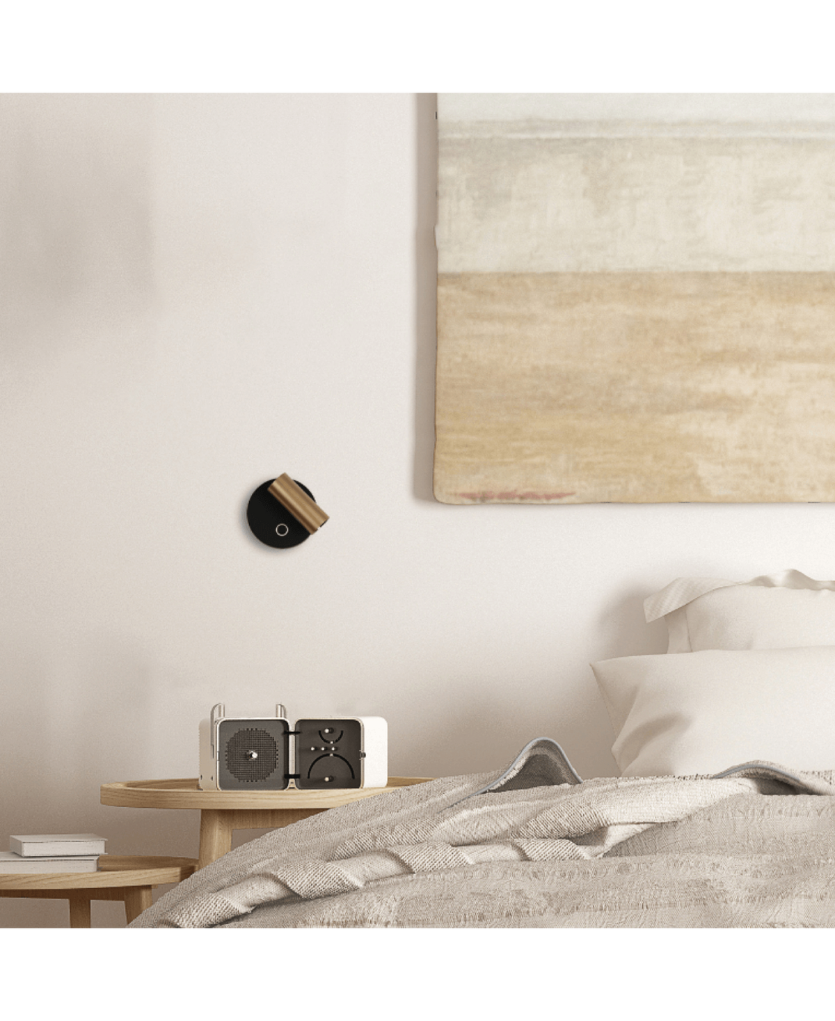 Scène de chambre complète montrant l'applique murale orientée vers le lit