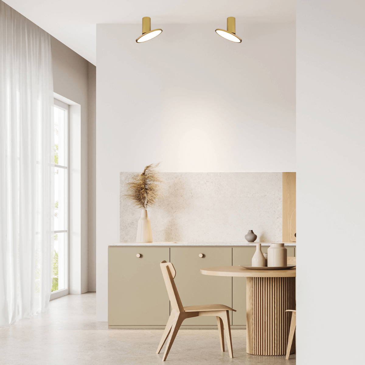 Ambiance salle à manger, deux luminaires orientables dorés fixés au plafond