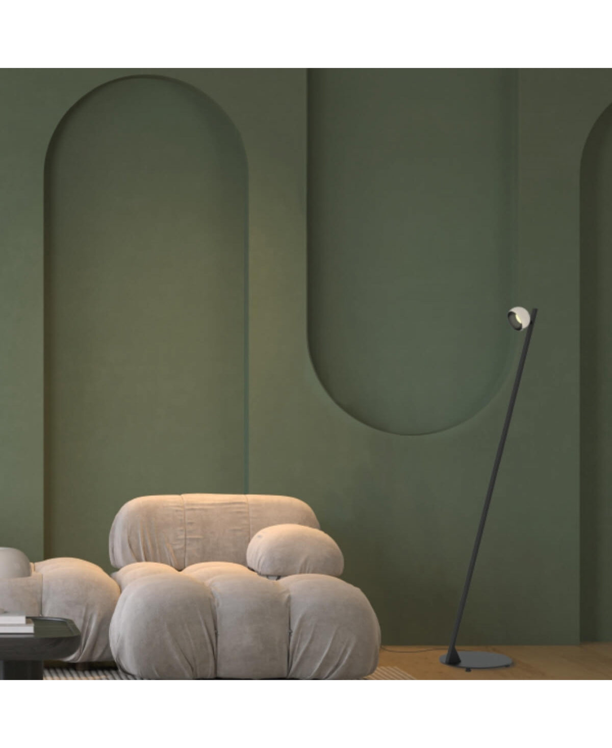 Vue rapprochée de la lampe allumée dans un intérieur vert et beige.