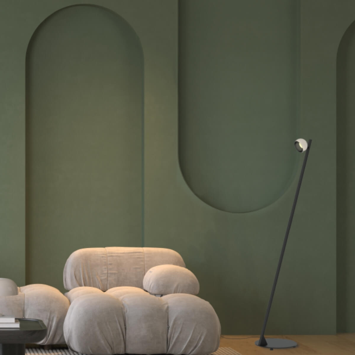Mise en ambiance salon : canapé beige, mur vert, lampe allumée en hauteur.