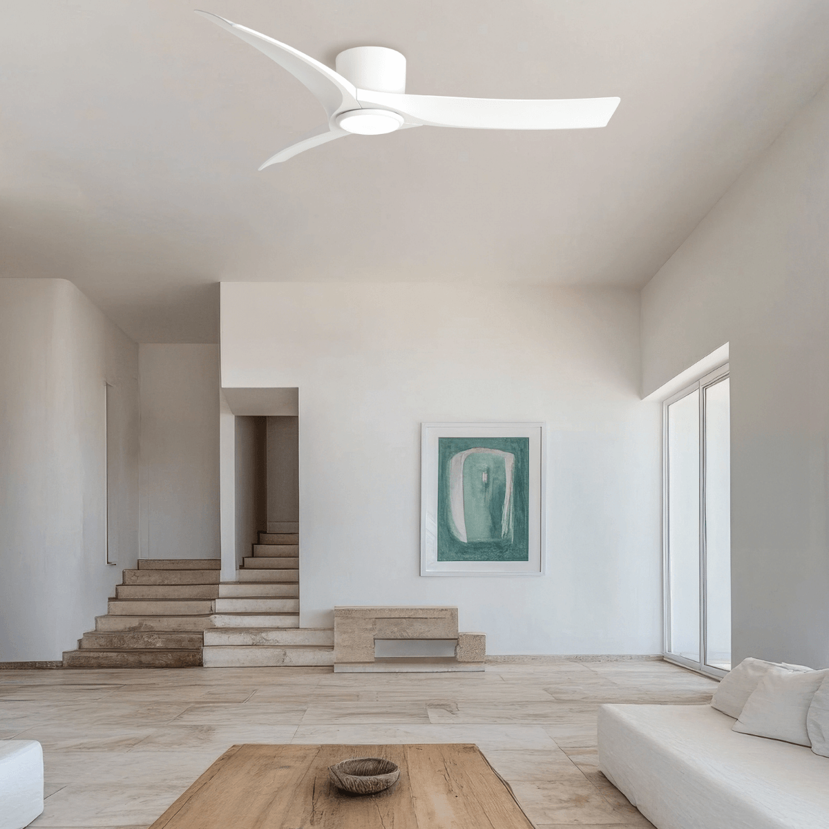 Mise en ambiance du ventilateur blanc éclairant un séjour minimaliste aux murs clairs