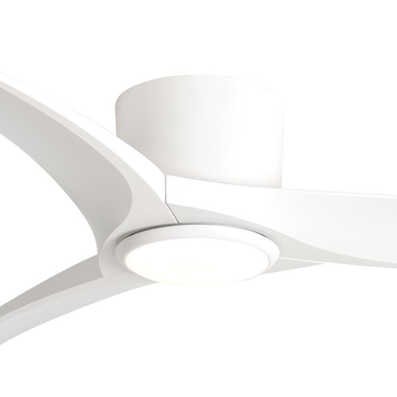 Gros plan sur le diffuseur opale allumé et la bague blanche du luminaire