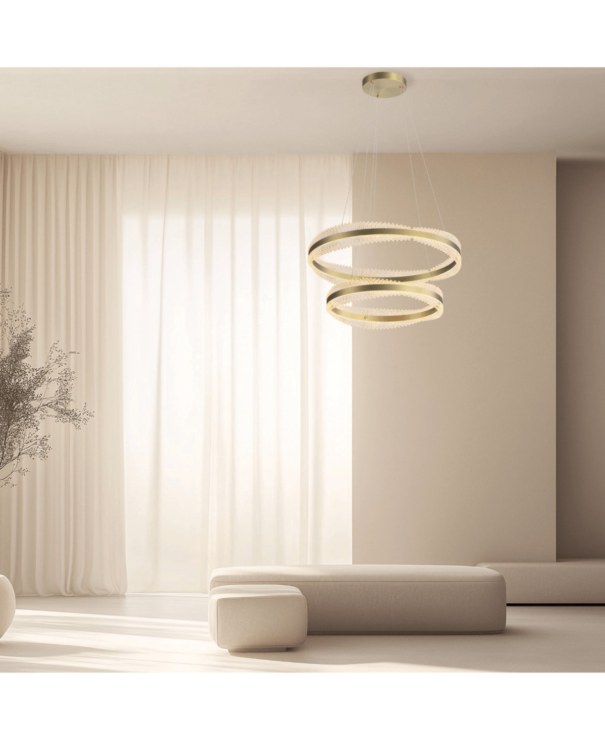Ambiance salon épuré, luminaire doré suspendu au-dessus d'un banc en tissu