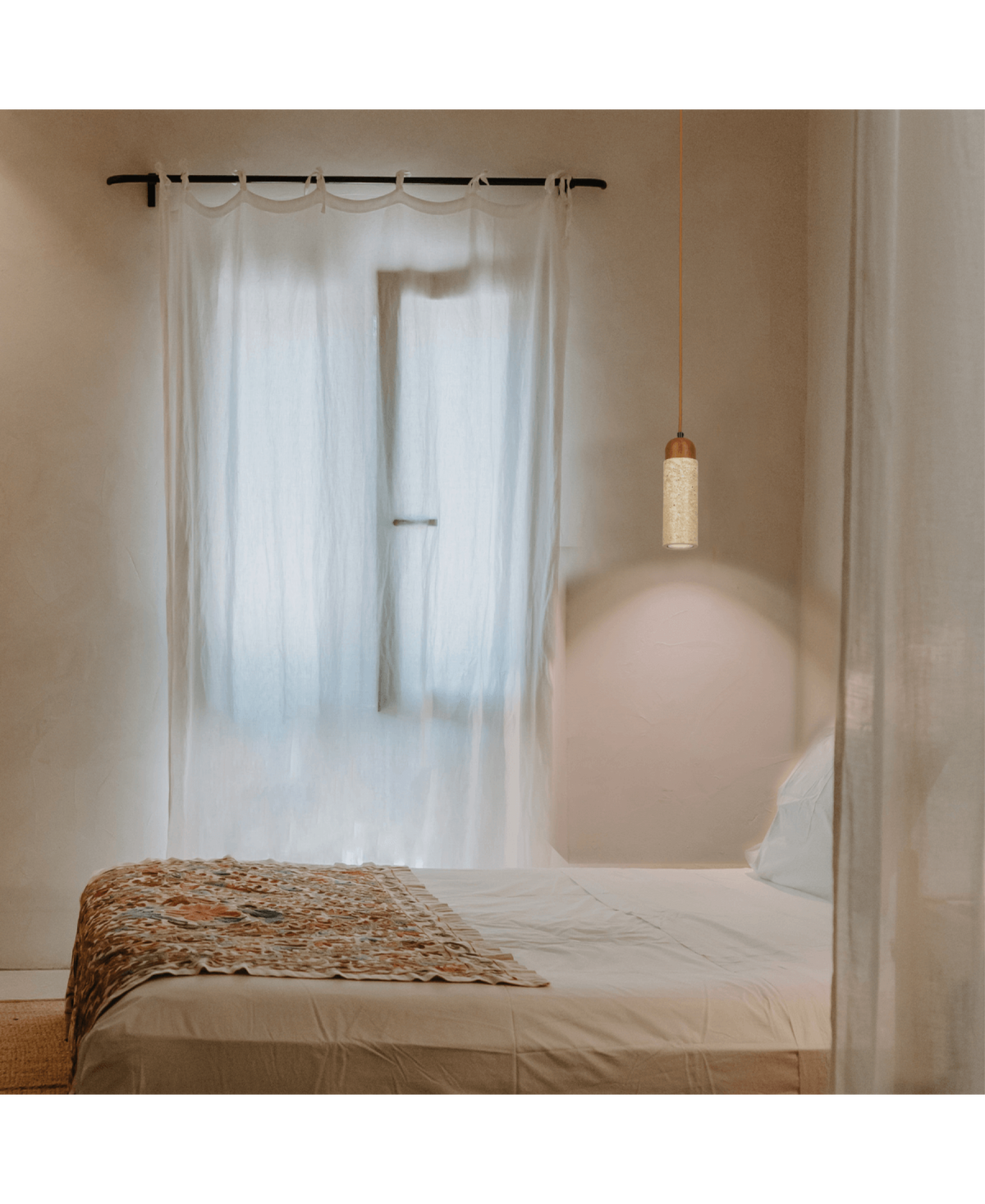 Ambiance nocturne, halo lumineux diffusé par la suspension dans la chambre