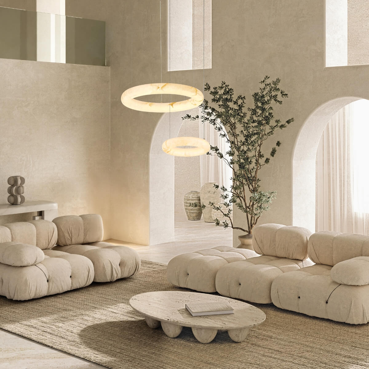 Mise en ambiance salon beige, deux suspensions allumées diffusant une lumière chaude.