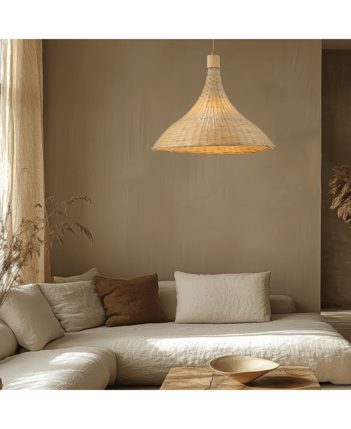 Mise en ambiance du salon avec suspension en rotin et coussins en lin