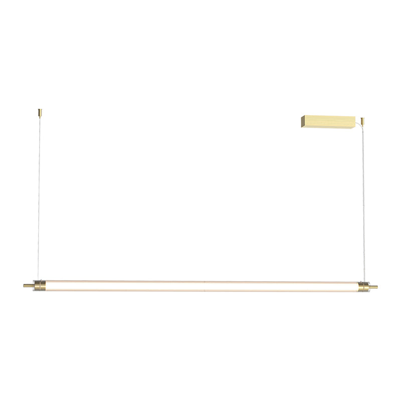 Vue de face légèrement décalée du luminaire suspendu, montrant le tube laiton et son support.