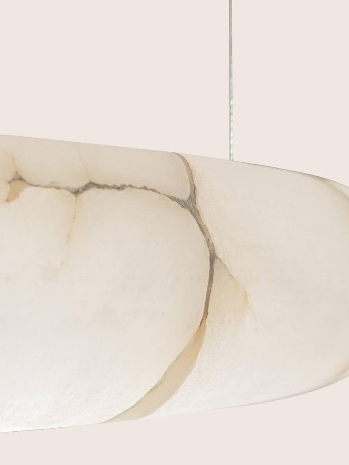 Gros plan sur la texture marbrée de l'albâtre, veines beiges et crème